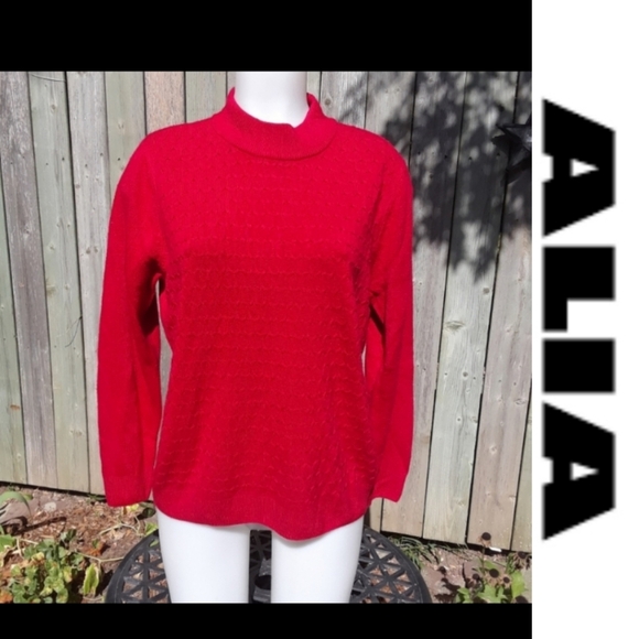 Size M petite red turtleneck sweater - Picture 9 of 9